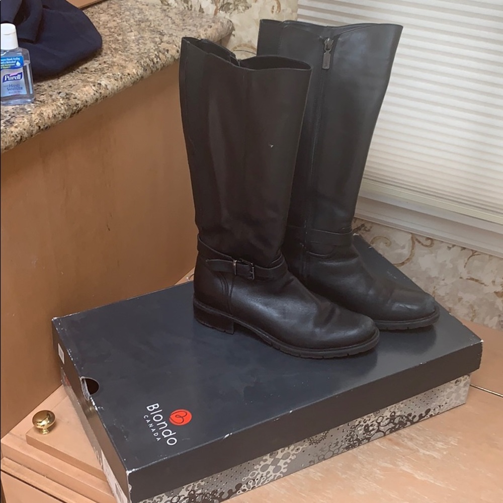 Blonde black waterproof boots